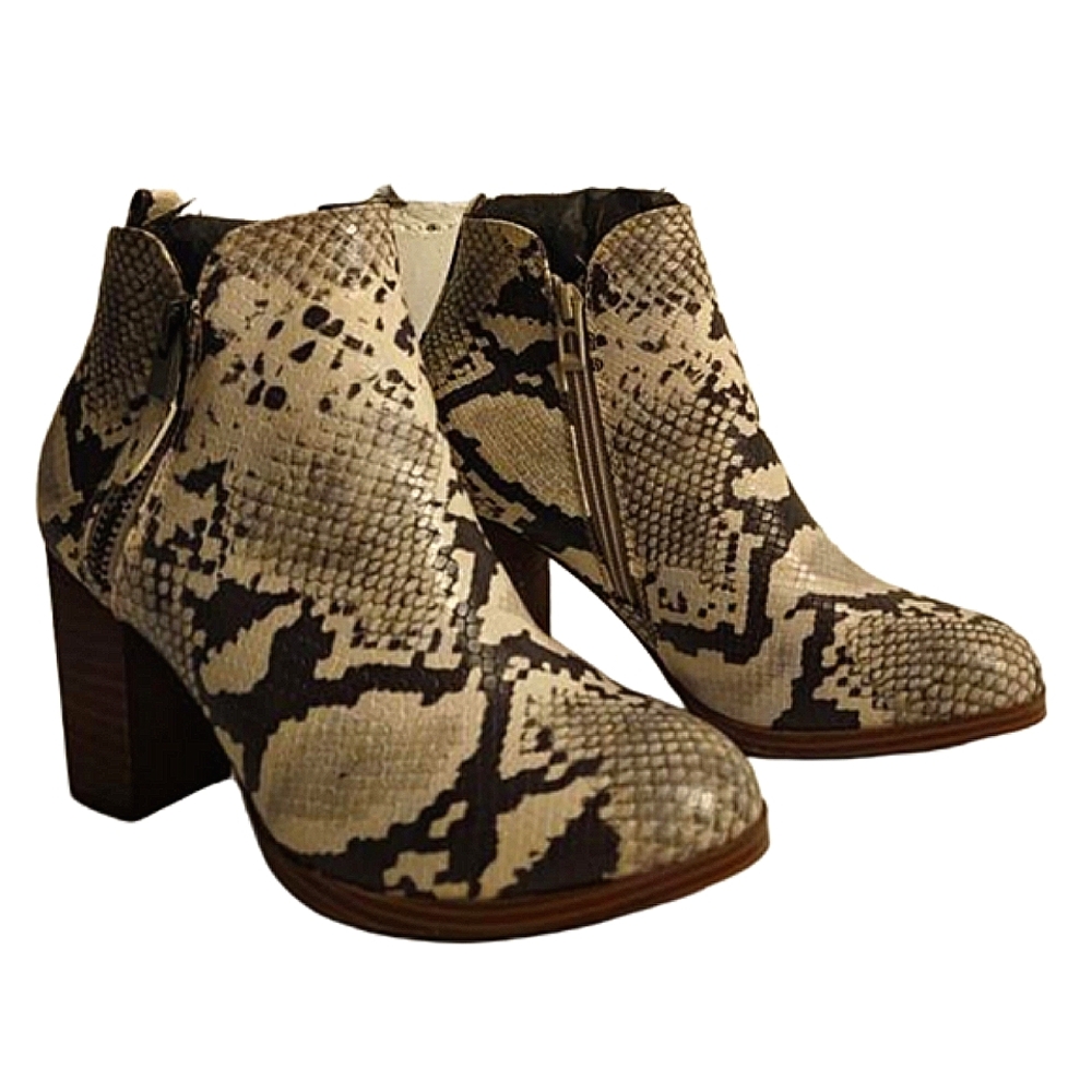 Elevate Your Shoe Game with the *New* Chelsea "Snakeskin" Ankle Boots (Size 8)